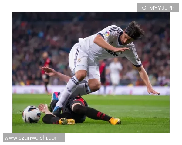 河床与阿尔多的较量:足球战术与历史交锋的精彩对决 河床与阿尔多的较量:足球战术与历史交锋的精彩对决